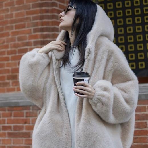 下单3-7天发货！ORIGNAL&CO 欧貂绒系列外套 连帽马甲/连帽外套/皮毛一体大衣外套 D家同款面料，行走的人间富贵花，不挑身材不挑体型，上身显贵，⁮高级老钱风 商品图6