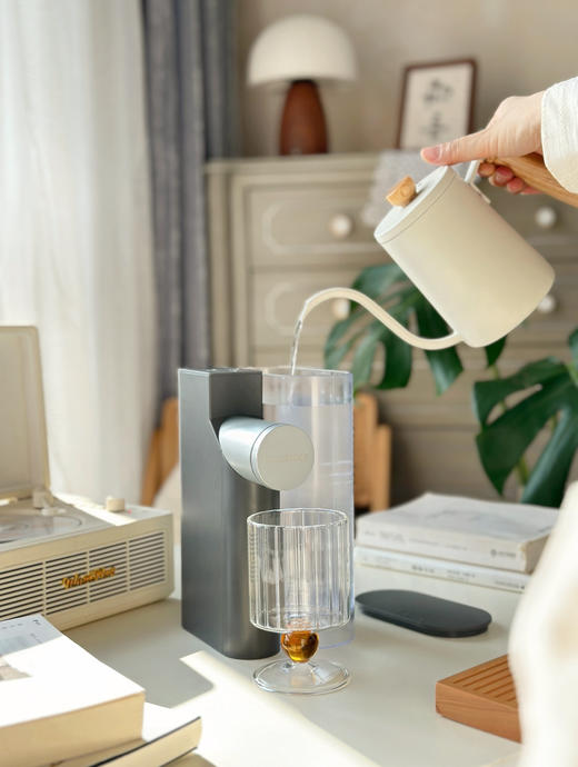 【3秒即热饮水机】室内、室外、出差用。3秒出热水，热水温度7档调节，有儿童锁。 大小和一本书差不多大。水源，可以往自带容器里加水，也可用矿泉水，可用软水管 商品图4