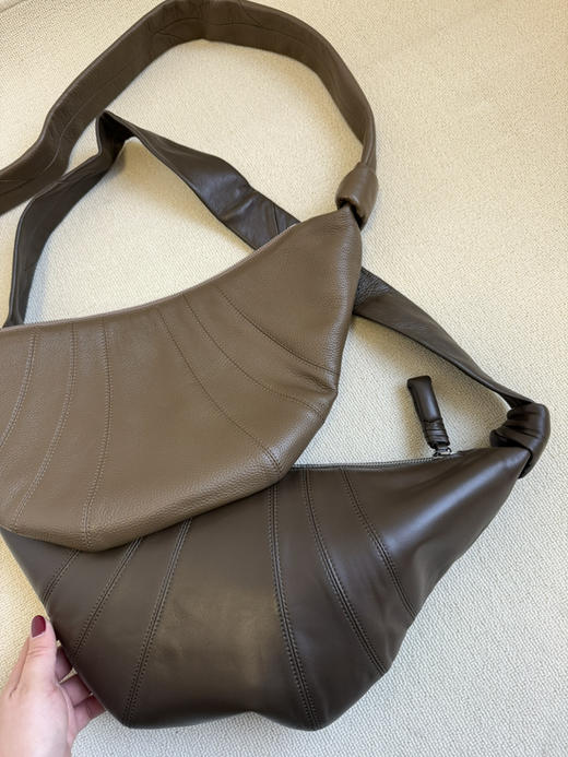 1127-6 自留 辣妹经典 中号单肩斜挎包 炒鸡轻盈百搭 松弛感牛角包 商品图3