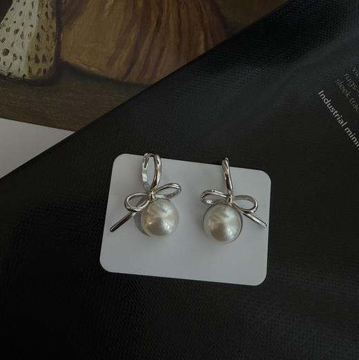 甄珠贝 Ribbon简约耳扣 ji光淡水正圆珠 10-11mm 面无暇，侧面或者背部微微瑕 925银配件 商品图1