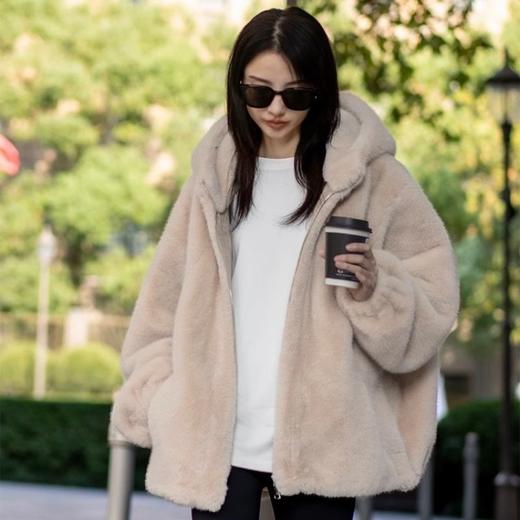 下单3-7天发货！ORIGNAL&CO 欧貂绒系列外套 连帽马甲/连帽外套/皮毛一体大衣外套 D家同款面料，行走的人间富贵花，不挑身材不挑体型，上身显贵，⁮高级老钱风 商品图7