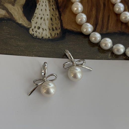 甄珠贝 Ribbon简约耳扣 ji光淡水正圆珠 10-11mm 面无暇，侧面或者背部微微瑕 925银配件 商品图3