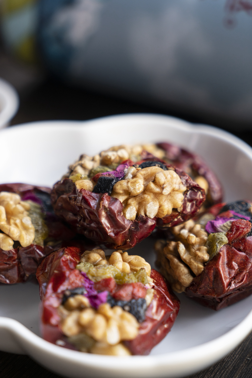 大半个新，枣夹核桃，采用红枣，香妃，黑加仑，枸杞，核桃搭配的正好，不甜不腻，包头仓发货，全国包邮韵达发货