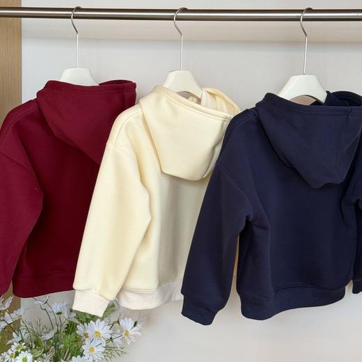 【保暖服饰 丨吾家 儿童小熊连帽卫衣】面料软糯亲肤，内里是复合一体加绒，穿洗不会分层，宽松基础款式，单穿叠穿都好看，搭配马甲也是不错的选择，三个颜色，男女生都能穿 商品图6