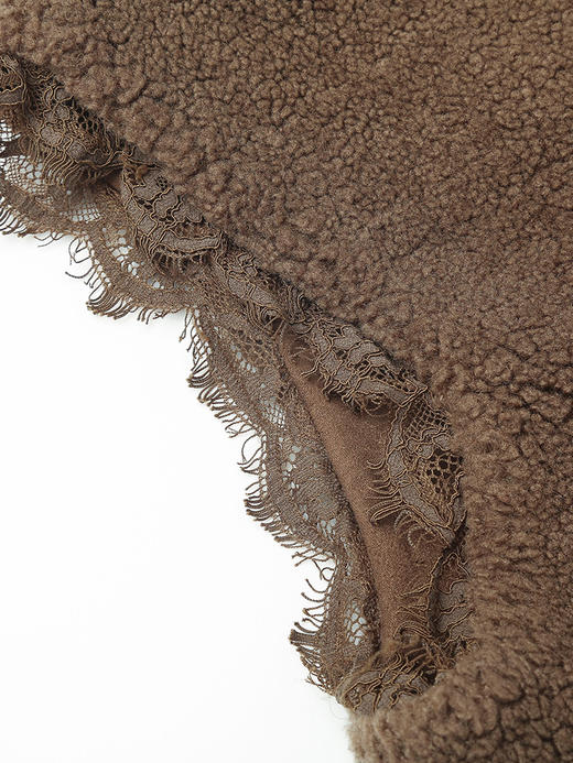 焦糖棕羊羔毛无袖马甲 蕾丝花边单排扣毛绒背心 秋冬甜系温柔风保暖马夹 商品图4