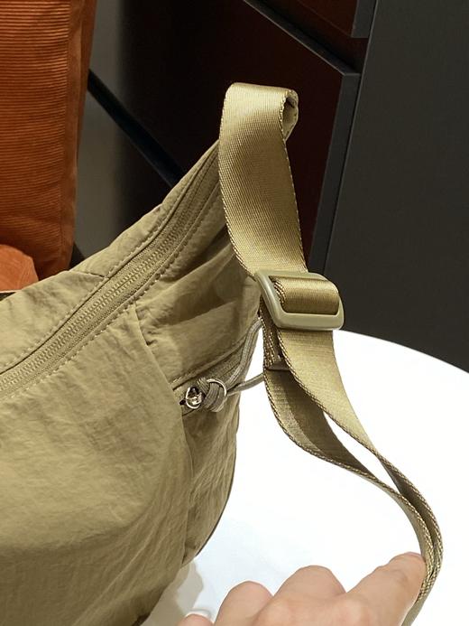 点此购买 lulu露露男女款单肩斜挎牛角包 xj 336730 商品图14