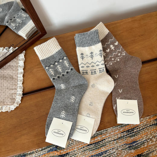 优选丨【Louise Arbegue森迹奇遇系列费尔岛羊毛袜】精选澳洲绵羊毛 原创设计图案+拼色袜身 螺纹弹性收口防滑落 商品图3