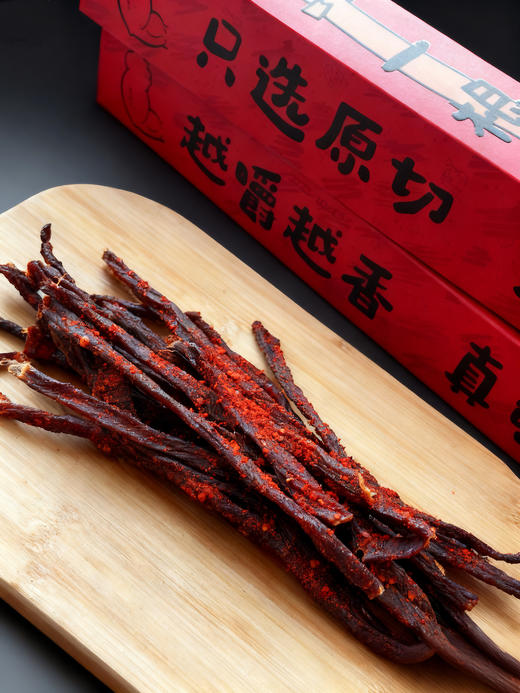 来根大力水手一根猪！🔥辣劲够足还不烧胃，嚼着全是肉丝香，不知不觉就炫完一包～ ✅原切三号里脊肉  ✅72小时低温风干，肉质饱满 商品图9