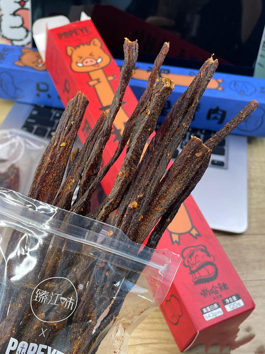 来根大力水手一根猪！🔥辣劲够足还不烧胃，嚼着全是肉丝香，不知不觉就炫完一包～ ✅原切三号里脊肉  ✅72小时低温风干，肉质饱满 商品图5