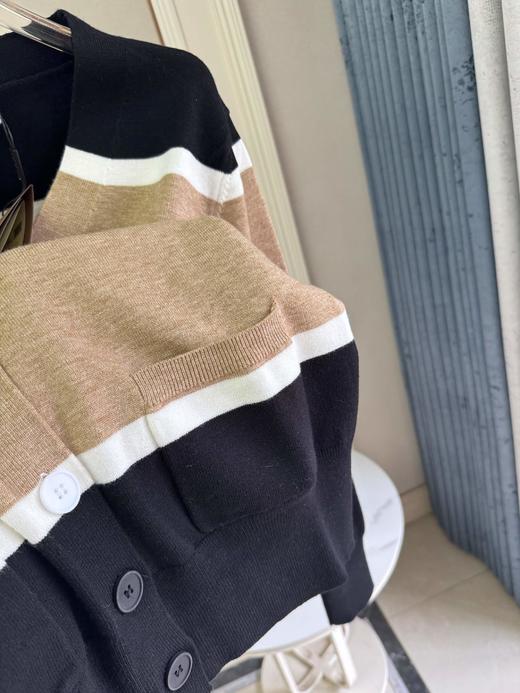 点此购买 巴宝莉秋冬女士羊毛混纺拼色宽条纹针织开衫 mp 336863 商品图11