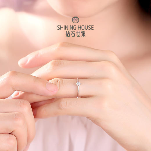 【甄选钻饰】【专享】钻石世家 Cherish系列 18K金钻石戒指 女士钻戒简约三爪可叠戴可尾戒 商品图3