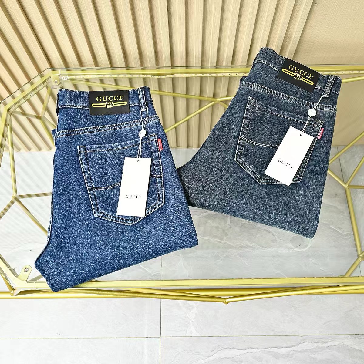 Gucci古驰秋冬新款字母皮标加绒加厚商务休闲弹力直筒牛仔裤。