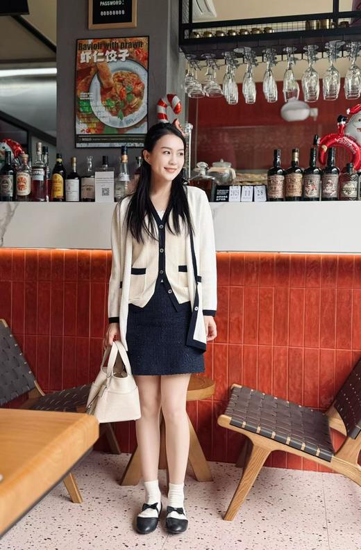 白拼藏蓝圈圈羊毛开衫 商品图1