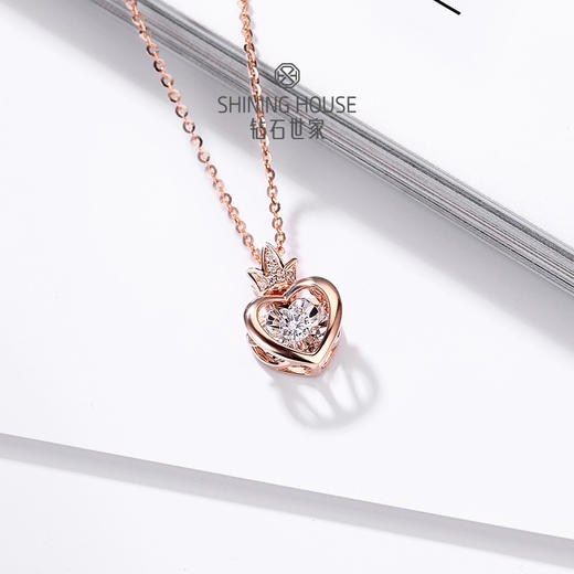 【甄选钻饰】【特惠】【门店同款】钻石世家 18K金钻石吊坠 爱随心动系列锁骨链 明星同款《小灯芯》 商品图5