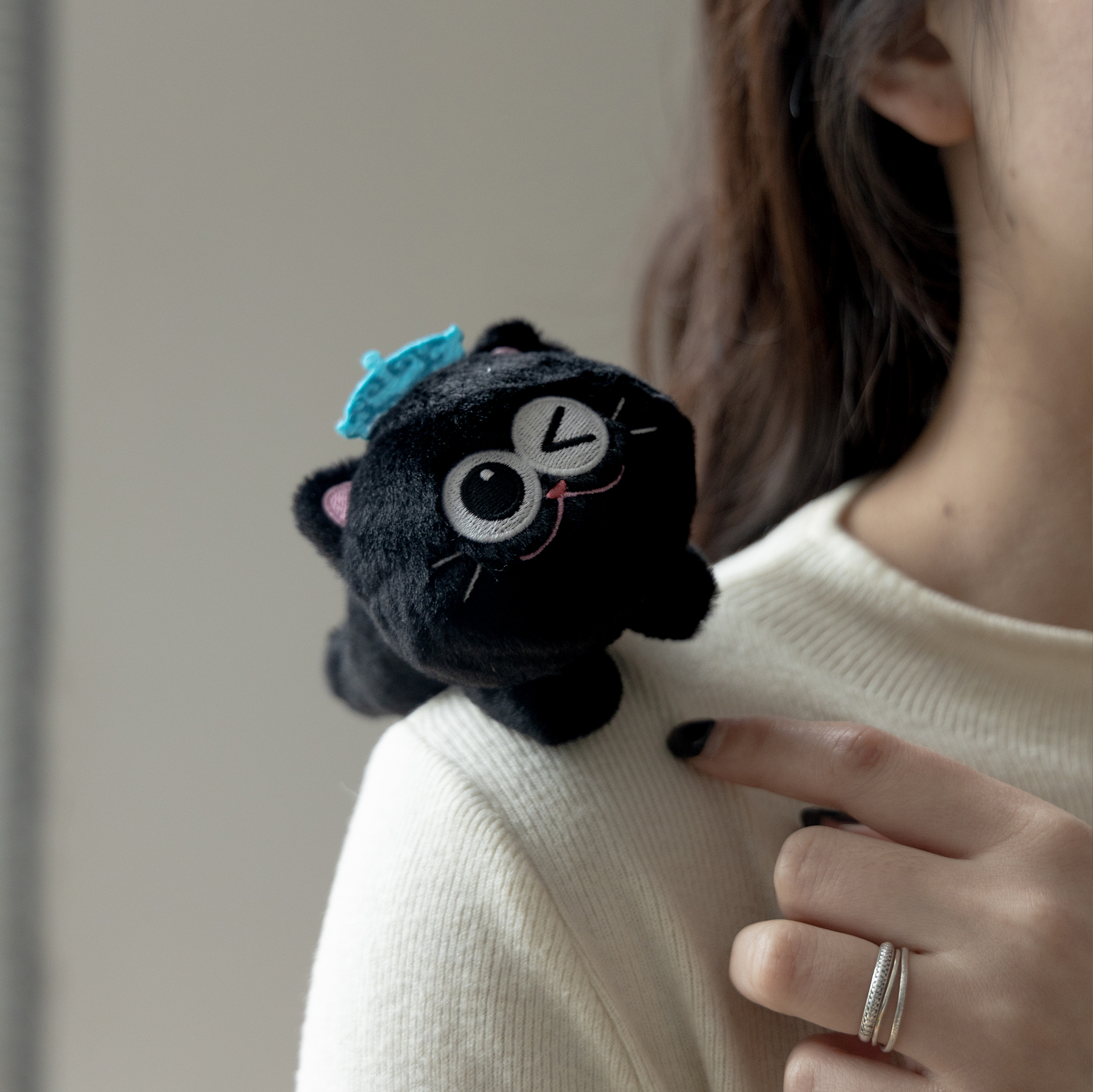 狸猫小酒毛绒肩趴徽章 可爱超萌趴趴玩偶装饰挂件服礼物配饰