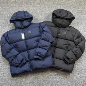 原单正品 EA阿玛尼加厚短款羽绒服，白鸭绒填充，非常厚实，胸前标羊皮logo设计，帽子可拆卸，黑色46–52，藏青46–54码，偏大一码。