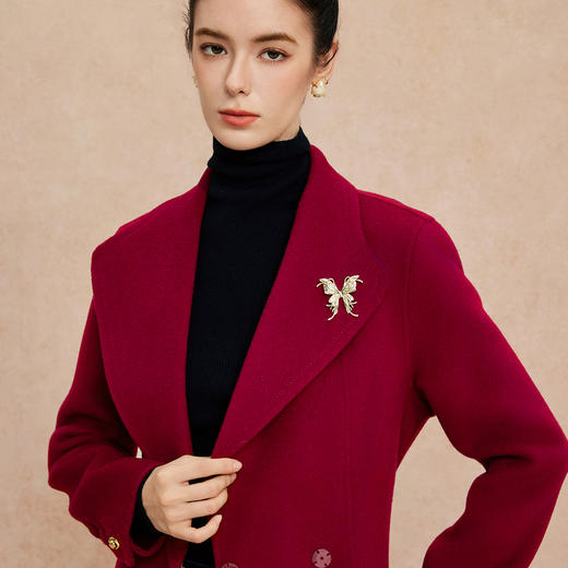 QH960斯尔丽2025新款轻薄修身气质高雅流金蝴蝶胸花长款羊毛大衣 商品图4