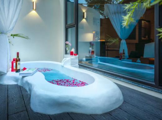 【TELLUS特澜斯温泉酒店(青城山店)】288元起抢问道房住宿1晚，599抢私汤大床房1晚！含2大1小精致早餐+2大1小网红露天汤泉＋汉服体验1份＋室内儿童乐园1份＋露天电影1份~ 商品图1