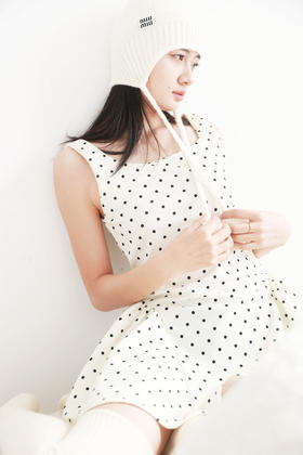 成分是羊毛+羊绒，千金感毛球儿帽子。羊绒粗线混纺飞机帽C112888