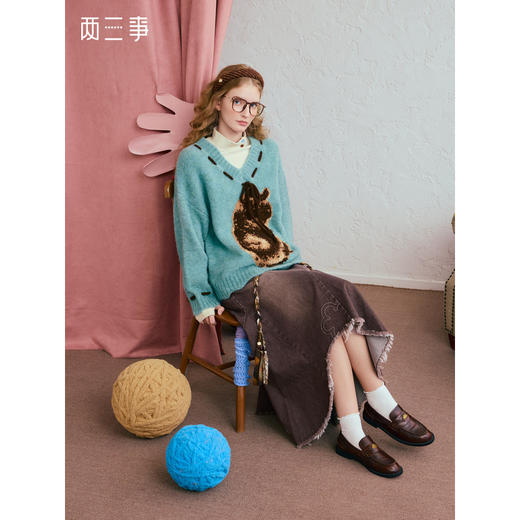 两三事 褪色诗篇 2025冬季新款抽象图案穿绳v领套头毛衣女宽松 商品图0