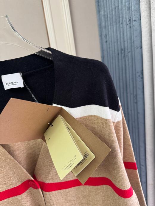 点此购买 巴宝莉秋冬女士羊毛混纺拼色宽条纹针织开衫 mp 336863 商品图13