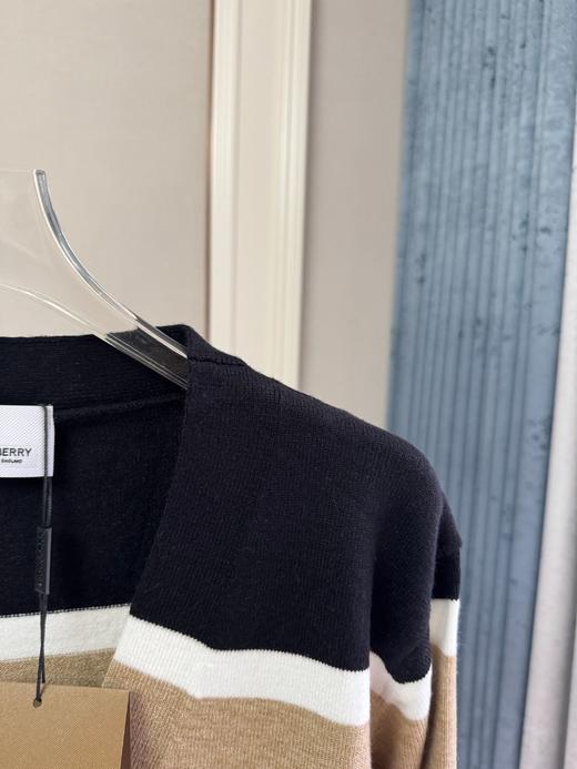 点此购买 巴宝莉秋冬女士羊毛混纺拼色宽条纹针织开衫 mp 336863 商品图8