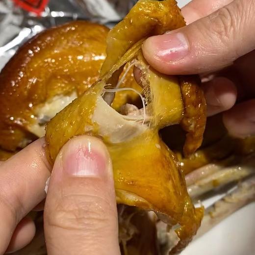 【地道美食丨东坡灶烤鸡750g±50g*1/2只】挑选优质食材，秘法匠心腌制，经过烤制的烧鸡，美味诱人，肉质细腻，咸淡适中，鲜香味浓郁，开袋加热即可食用 商品图5