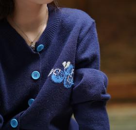 【ORIGNAL&CO 蓝莓提花刺绣毛衣开衫】浮雕式蓝莓图案视觉上更立体感!正面撞色纽扣和提花蓝莓，亮眼轻奢感!扣身质地轻盈