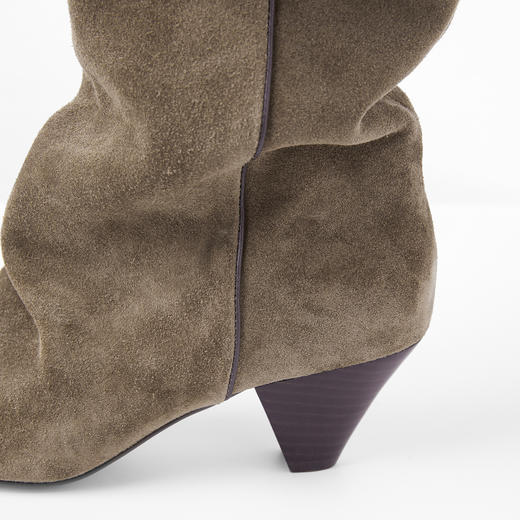 ROMI STUDIO丝光牛反绒手工缝线皱感尖头粗跟高筒靴 RWCWP37086 商品图3