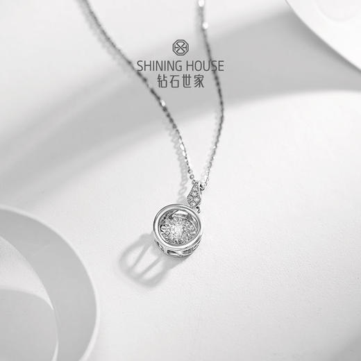 【甄选钻饰】【专享】钻石世家 爱随心动 白18K金钻石吊坠 显钻效果钻石车花工艺 送女友礼物情人节表白礼物（赠送银十字链项链一条，45厘米可调节） 商品图5