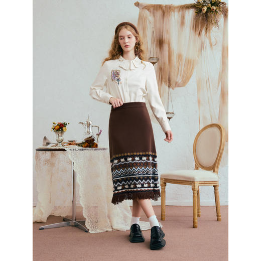 两三事秋染流影2025冬季新款复古小兔几何图案流苏裙摆毛织半身裙 商品图2