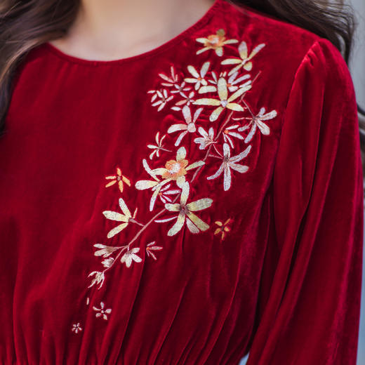 【林栖设计小店】【林栖推荐】（现货）2026年早春红色丝绒复古显瘦刺绣上衣N1954260 商品图7