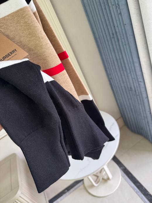 点此购买 巴宝莉秋冬女士羊毛混纺拼色宽条纹针织开衫 mp 336863 商品图10