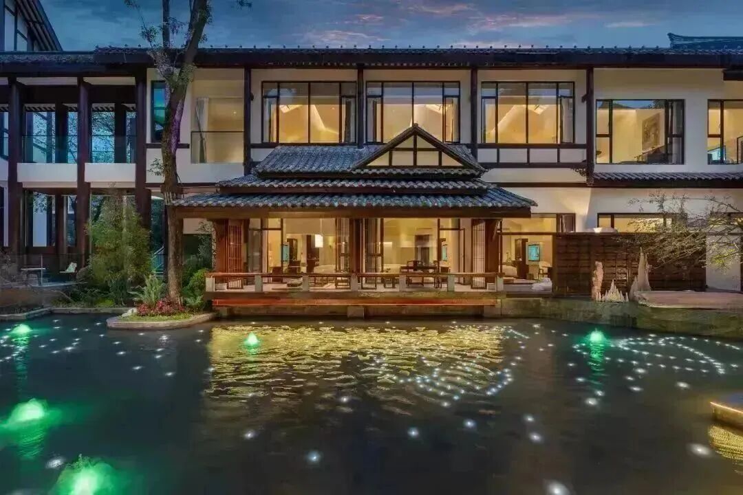 【TELLUS特澜斯温泉酒店(青城山店)】288元起抢问道房住宿1晚，599抢私汤大床房1晚！含2大1小精致早餐+2大1小网红露天汤泉＋汉服体验1份＋室内儿童乐园1份＋露天电影1份~