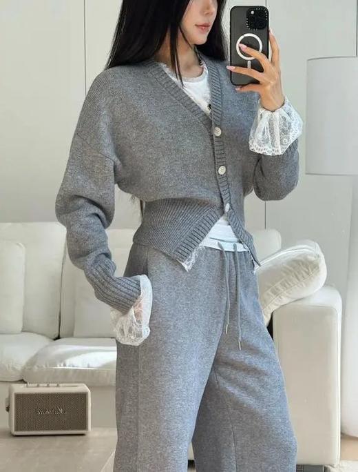 秋冬新款~超绝设计款！【蕾丝拼接 V 领收腰针织长袖外套】甄选34.9%绵羊毛混纺面料，手感紧密细腻~无标发货WD 商品图1