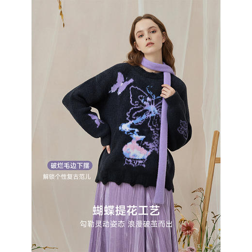 两三事 暮夜凝香 2025冬季新款复古蝴蝶提花套头毛衣女配围巾 商品图1