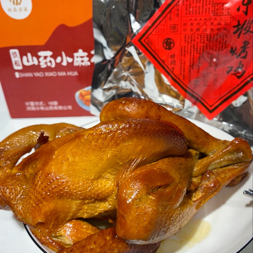 【地道美食丨东坡灶烤鸡750g±50g*1/2只】挑选优质食材，秘法匠心腌制，经过烤制的烧鸡，美味诱人，肉质细腻，咸淡适中，鲜香味浓郁，开袋加热即可食用
