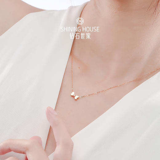 【甄选钻饰】【专享】钻石世家 恋恋四叶草 18K金钻石项链  蝴蝶吊坠项链 一款两戴项链 多种佩戴方式钻石项链（链长约45厘米，重约1g） 商品图9