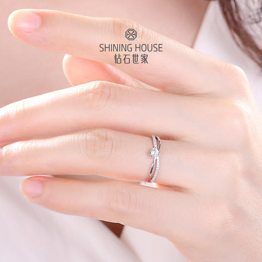 【甄选钻饰】【专享】钻石世家 18K金钻石戒指 爱的嫁纱 钻石戒指 经典爪镶4爪钻石戒指 求婚表白送礼群镶戒指（主石10分，副钻7分） 商品图6