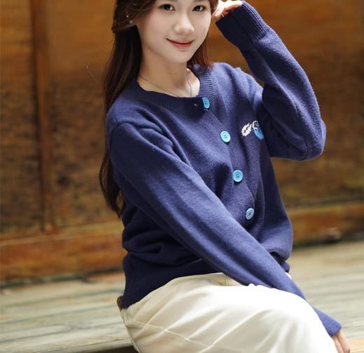 【ORIGNAL&CO 蓝莓提花刺绣毛衣开衫】浮雕式蓝莓图案视觉上更立体感!正面撞色纽扣和提花蓝莓，亮眼轻奢感!扣身质地轻盈 商品图4