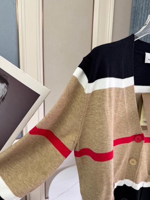 点此购买 巴宝莉秋冬女士羊毛混纺拼色宽条纹针织开衫 mp 336863 商品图9
