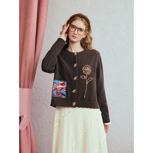 两三事 秋水无痕 2025冬季新款森女风绣花蝴蝶结纽扣针织开衫女 商品图1