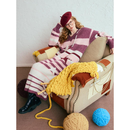 两三事 铃迹雪光 2025冬季新款穿绳装饰拼色星星条纹毛衣裙连衣裙 商品图3