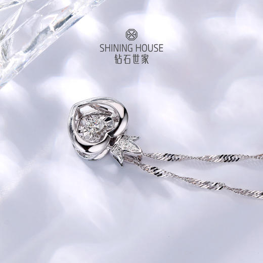 【甄选钻饰】【特惠】【门店同款】钻石世家 18K金钻石吊坠 爱随心动系列锁骨链 明星同款《小灯芯》 商品图9