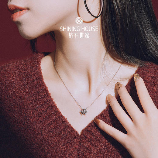 【甄选钻饰】【专享】钻石世家 爱随心动系列 18K金钻石吊坠 雪花星芒吊坠 显钻效果钻石链坠（可搭配项链购买） 商品图8