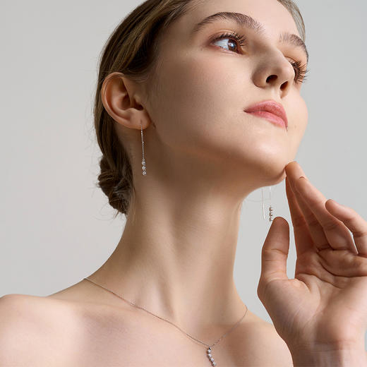 【甄选钻饰】【专享】钻石世家 星辰系列 18k金钻石耳钉 八边形设计感耳线耳饰 商品图3