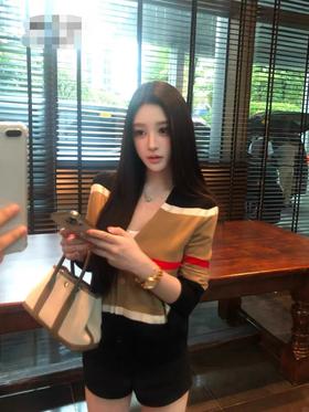 点此购买 巴宝莉秋冬女士羊毛混纺拼色宽条纹针织开衫 mp 336863