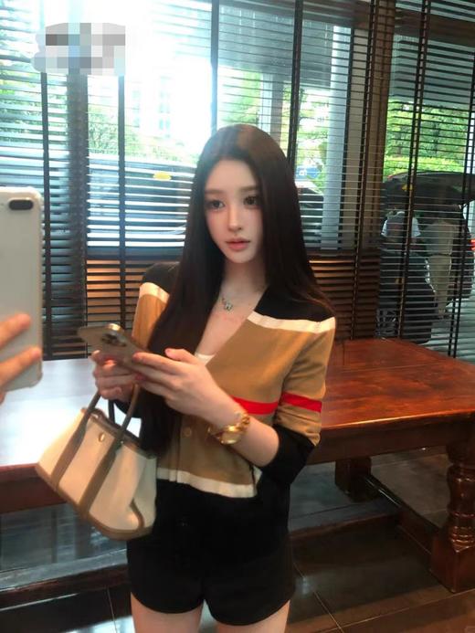 点此购买 巴宝莉秋冬女士羊毛混纺拼色宽条纹针织开衫 mp 336863 商品图0