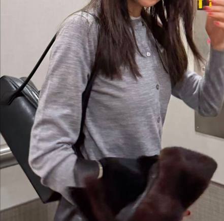 ROMISTUDIO“格雷高支”100%精纺美丽奴羊毛圆领开衫 RWCWSG7214