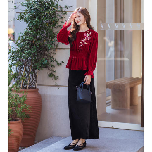 【林栖设计小店】【林栖推荐】（现货）2026年早春红色丝绒复古显瘦刺绣上衣N1954260 商品图1